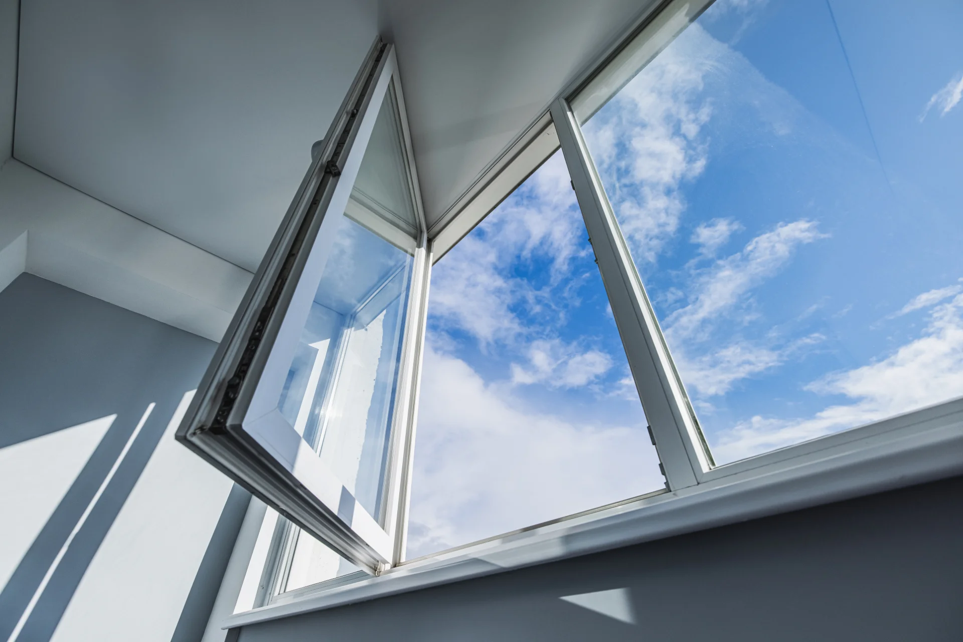 VLX 80 Casement Window in Thousand Oaks, CA | Hale Windows Thousand Oaks - detail 1