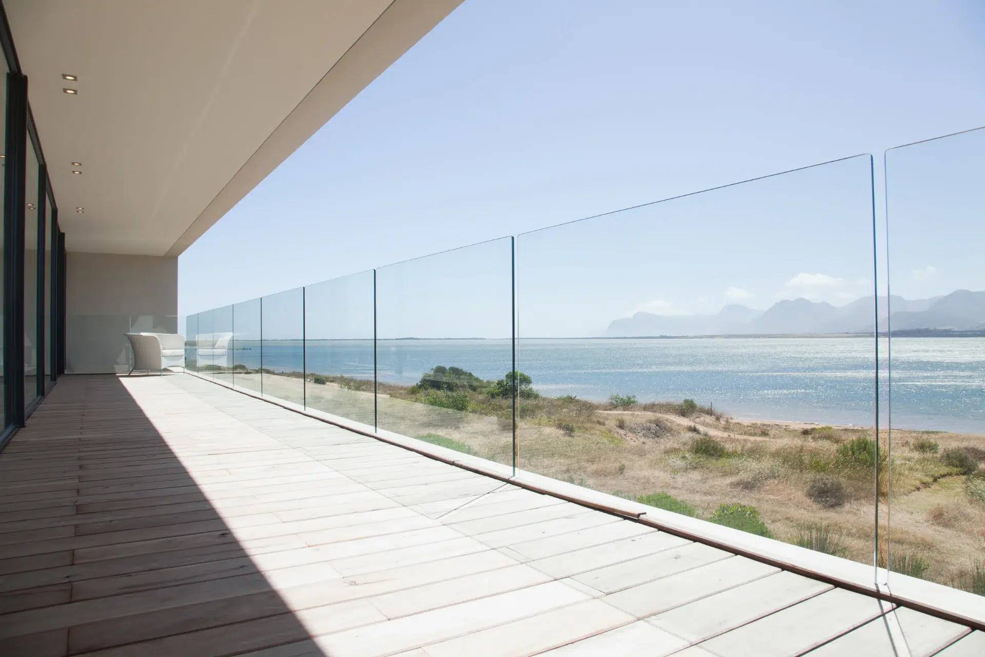 VLX 120 Glass Railing System in Thousand Oaks, CA | Hale Windows Thousand Oaks - detail 1